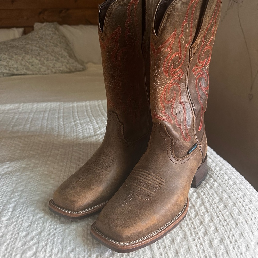 Ariat Women’s Round Up Square Toe Boots – Size 8.5B – NEW!